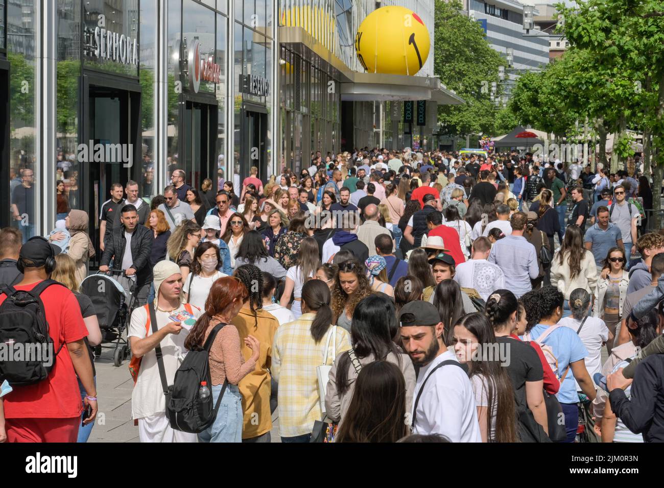 Menschenmenge, Passanten, Einkaufsstraße, Zeil, Frankfurt am Main, Hessen, Deutschland Stock Photo