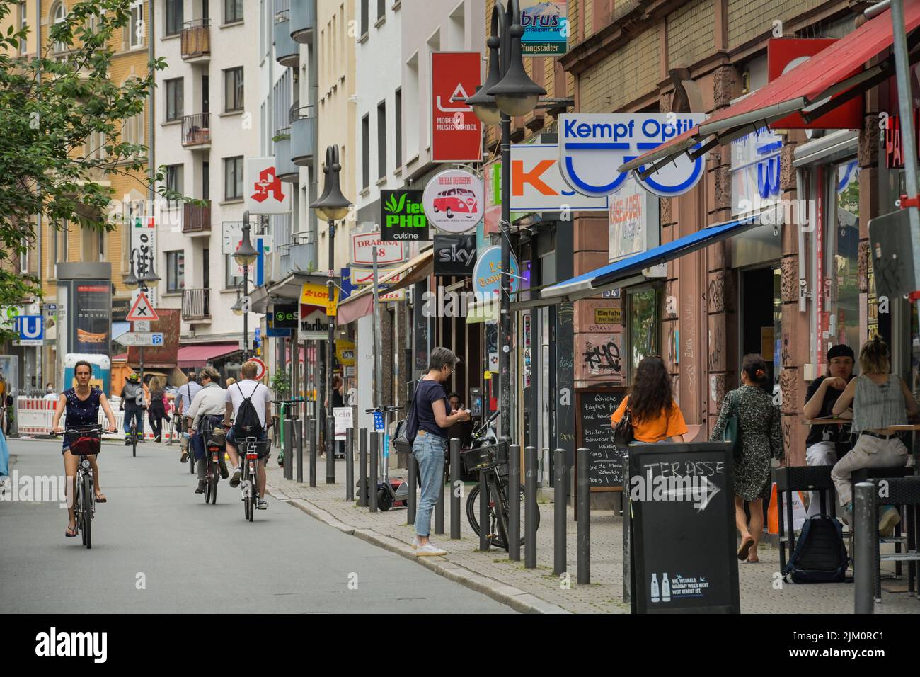 Straßenszene, Passanten, Leipziger Straße, Bockenheim, Frankfurt am