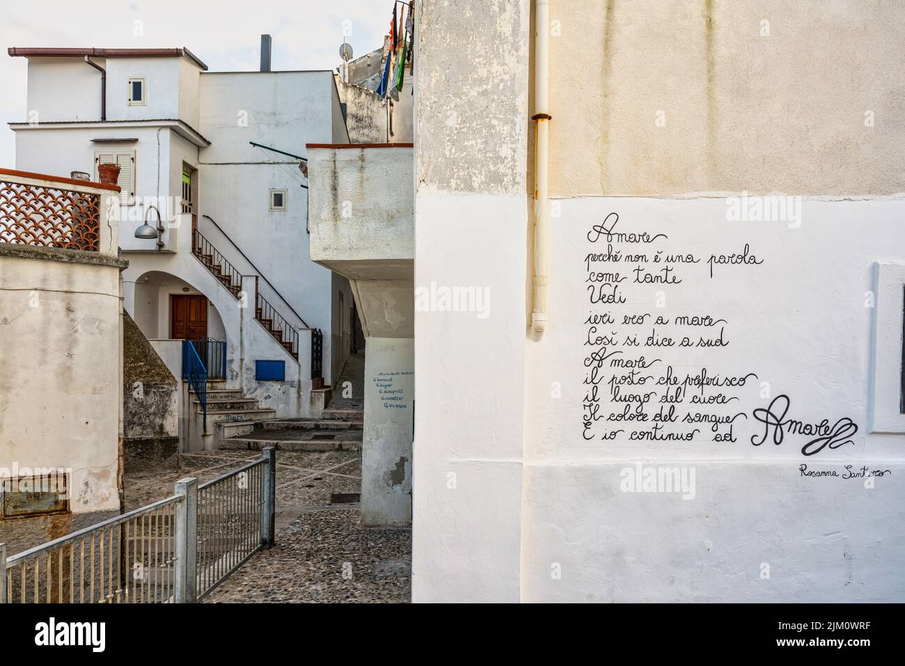 Fresco dedicated to love in a small square in the Apulian village of Rodi Garganico. Rodi Garganico, Foggia province, Puglia, Italy, Europe Stock Photo