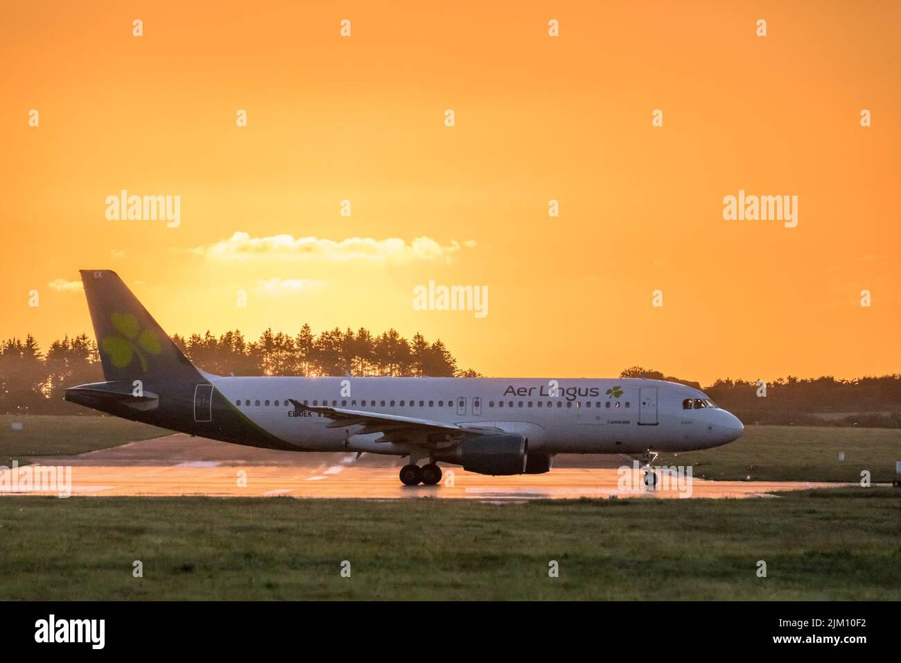 Cork Airport, Cork, Ireland. 04th August, 2022. An Aer Lingus Airbus A320 taxiing on the runway at sunrise prior to an early morning flight to Amsterdam from Cork Airport, Ireland. - Credit; David Creedon / Alamy Live News Stock Photo