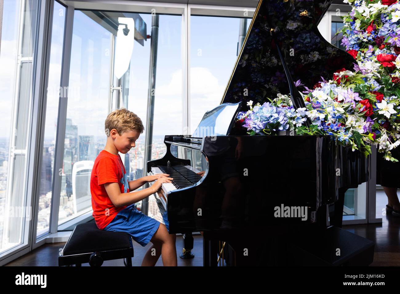 EDITORIAL USE ONLY Archie Trethowan, age 8, at 'The View from The Shard' as the tourist attraction unveils its new themed visitor experience, 'British Icons'. Issue date: Thursday August 4, 2022. Stock Photo