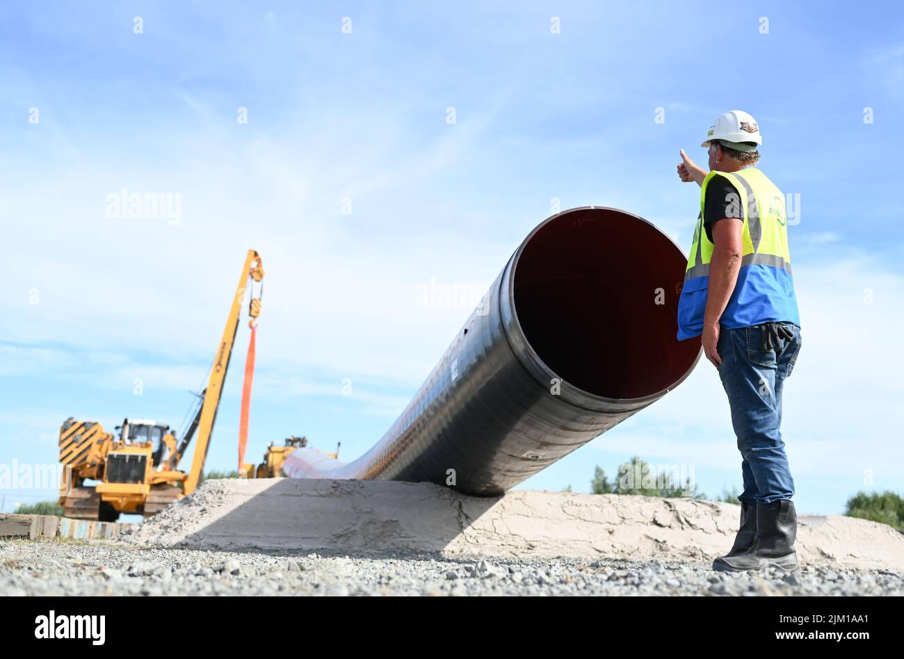 Friedeburg, Germany. 04th Aug, 2022. A construction machine lays pipes