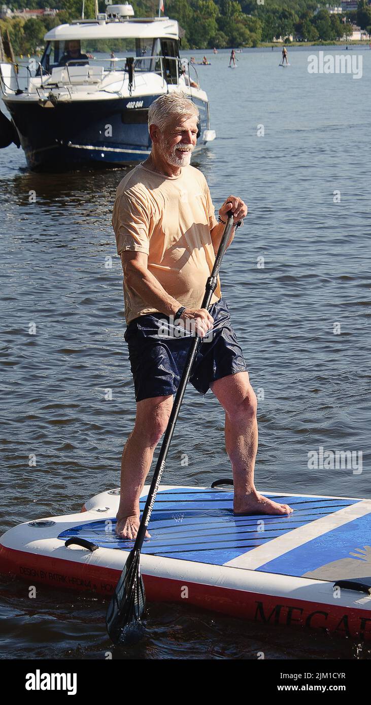 former-nato-military-committee-chief-czech-general-petr-pavel-on-the-paddleboard-during-the-petition-signatures-event-to-support-his-presidential-can-2JM1CYR.jpg