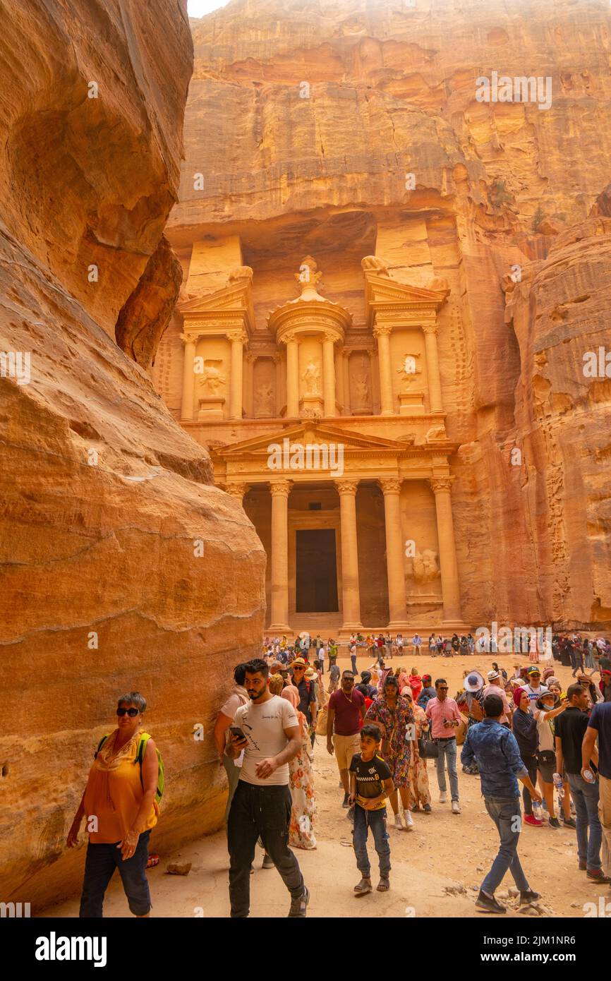 Crowds looking at The first glimpse of the Treasury building from Al Siq in Petra Jordan. Stock Photo