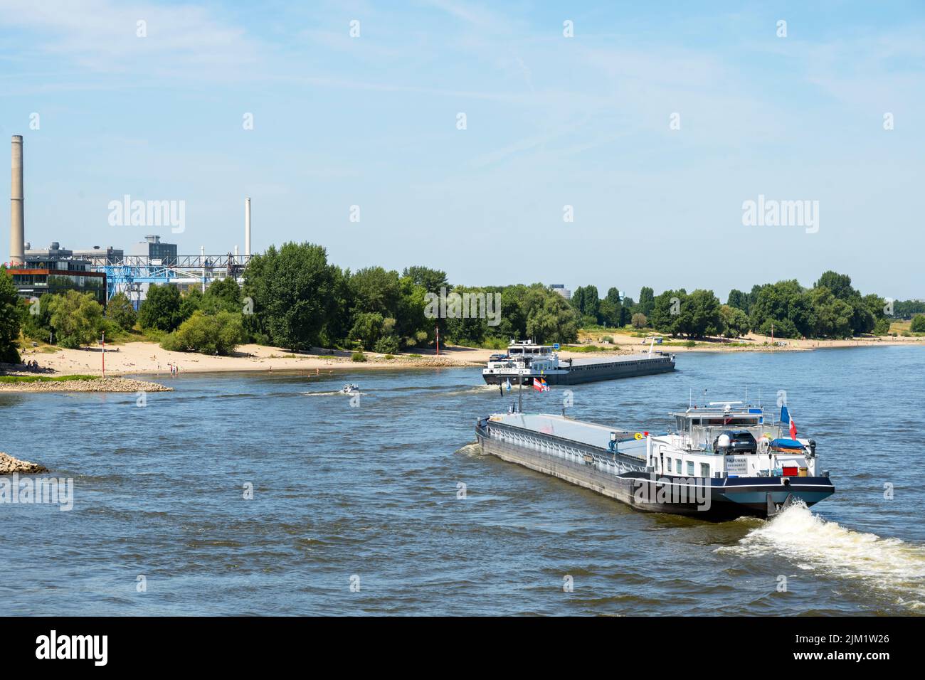 Deutschland, Düsseldorf, Frachtschiff am Rhein beim Paradiesstrand Stock Photo