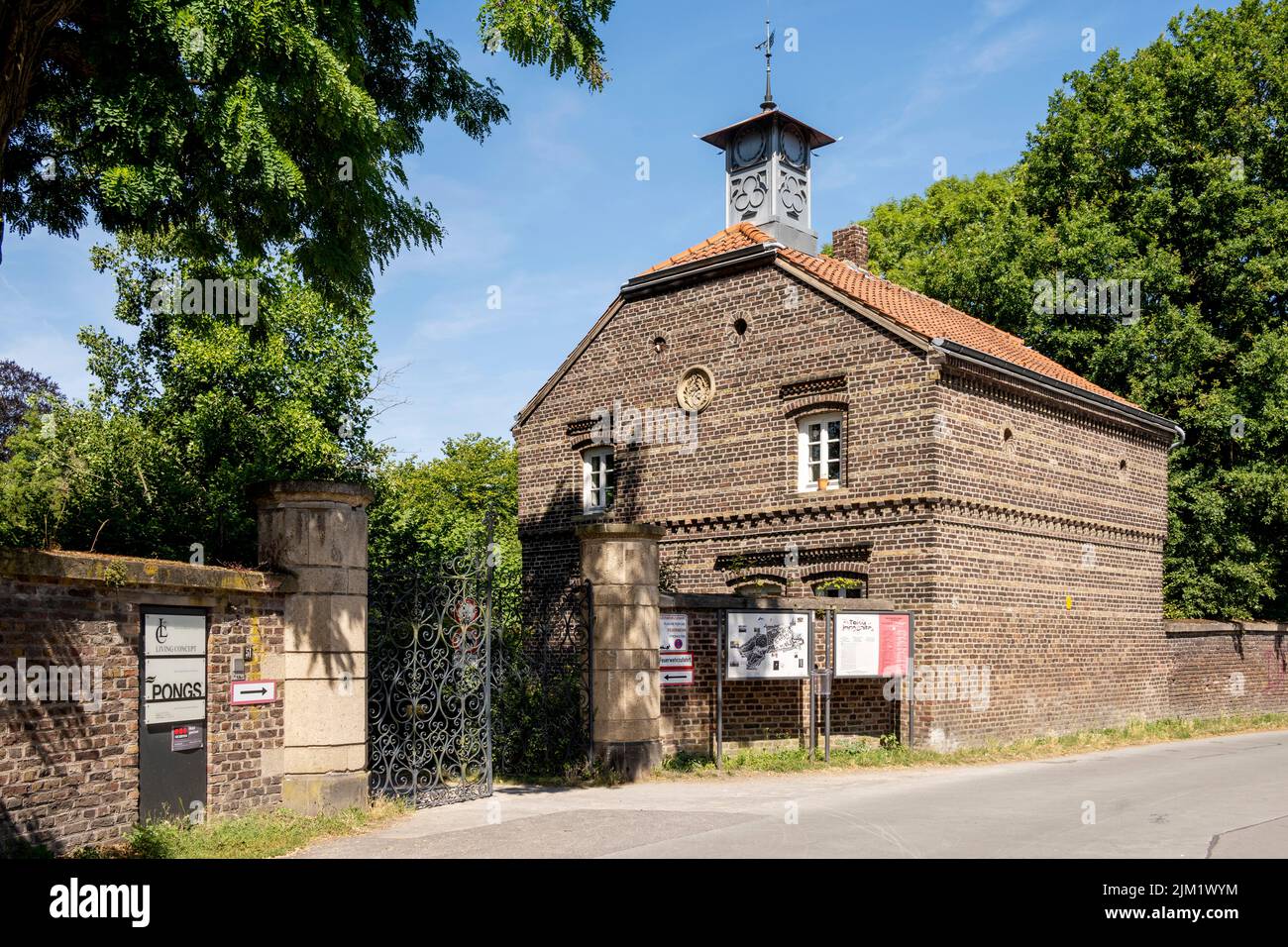 Deutschland, Düsseldorf, Lantz’scher Park, aus den Anfängen des 19. Jahrhunderts stammendes Torhaus sich am östlichen Zugang zum Park. Stock Photo