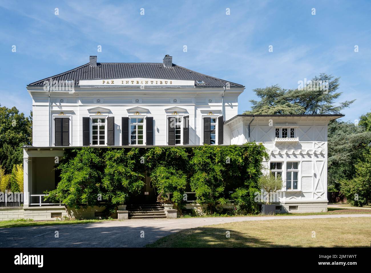 Deutschland, Düsseldorf, Villa Lantz, ein historisches Herrenhaus im Düsseldorfer Stadtteil Lohausen. Das seit 1982 unter Denkmalschutz stehende Gebäu Stock Photo