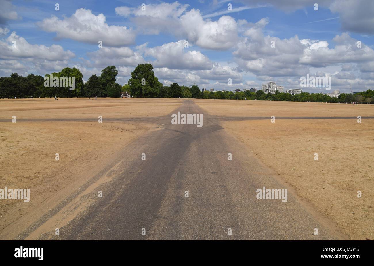 london-england-uk-4th-aug-2022-a-parched-hyde-park-resembles-a