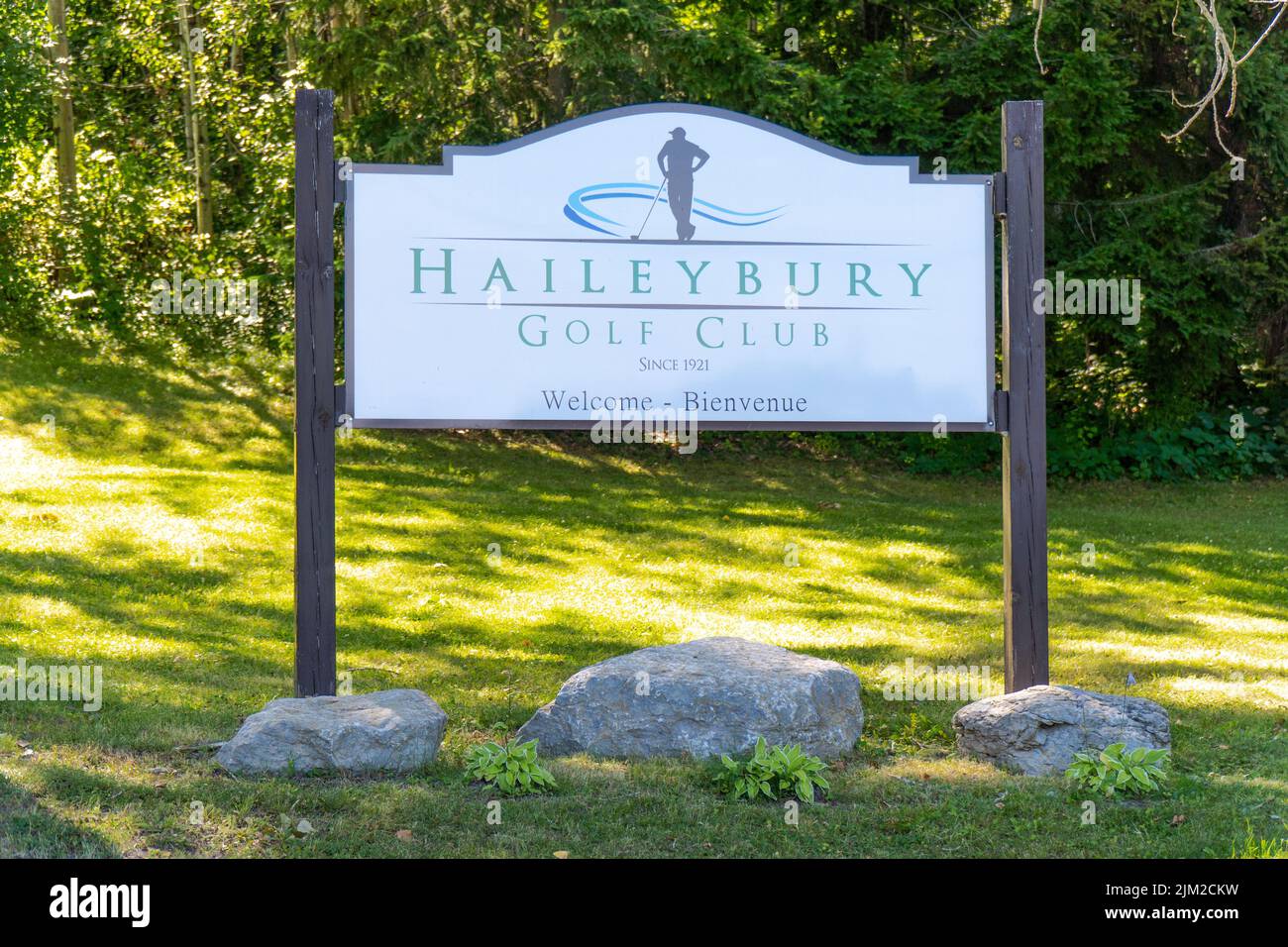 haileybury: ontario  canada - august 2 2022: haileybury golf club sign at entrance Stock Photo