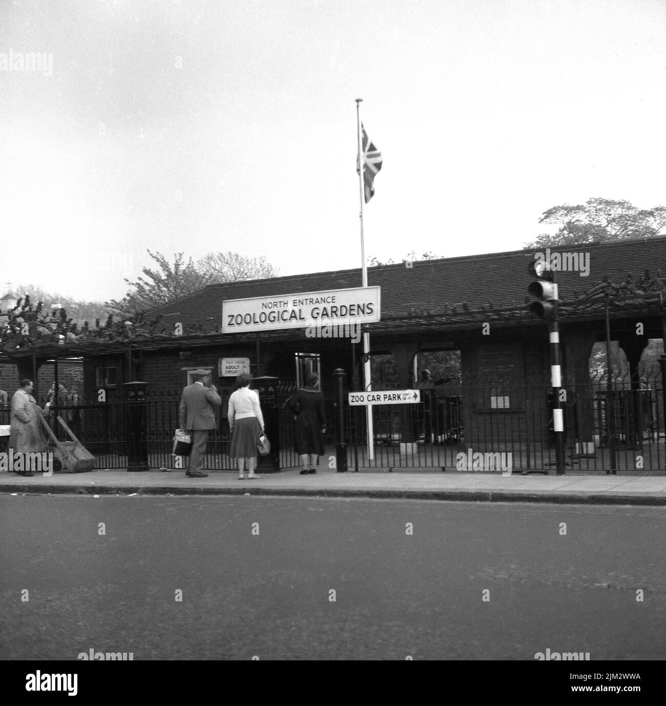 1960s, historical view of the North Entrance to the Zoological Gardens or as it is more commonly known, London Zoo, at Regent Park, London, England, UK. Entry fee for audlts, 3'6 ( 3 shilings, 6 pence). The Zoo opened to the Fellows of the Zoological Society of London (ZSL) in 1828 on the edge of Regents Park and known as the zoological gardens, was originally intended to be used as a collection for scientific study. Stock Photo
