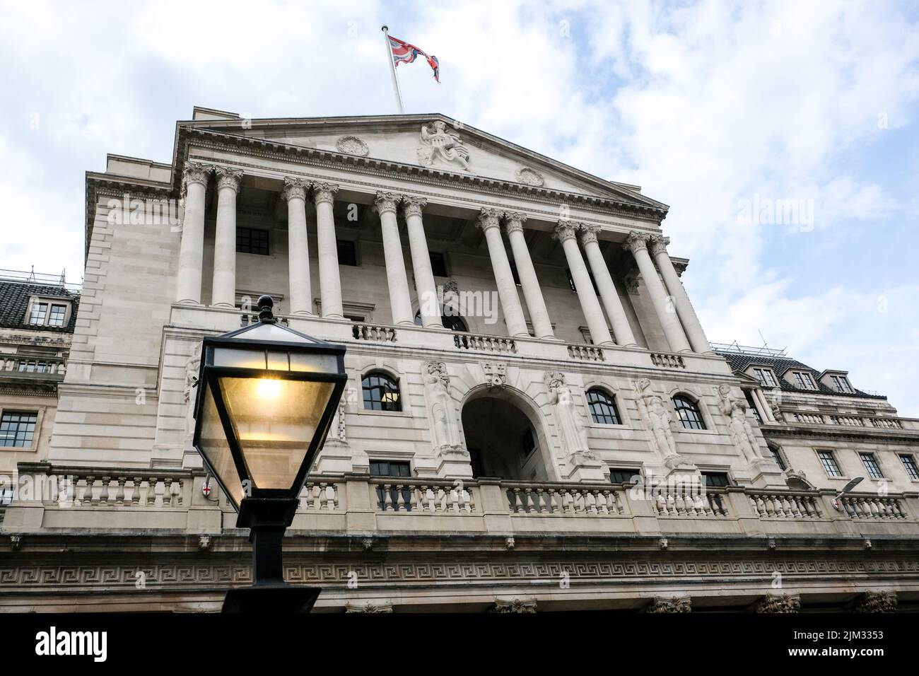 Bank, London, UK. 4th Aug 2022. Bank of England raises interest rates to 1.75% with warnings of a long recession to come. Credit: Matthew Chattle/Alamy Live News Stock Photo