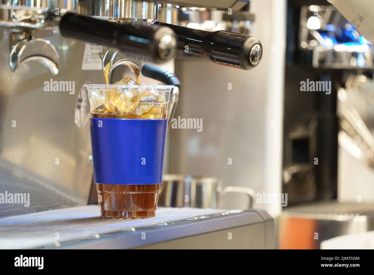 Making Americano at a cafe Stock Photo Alamy