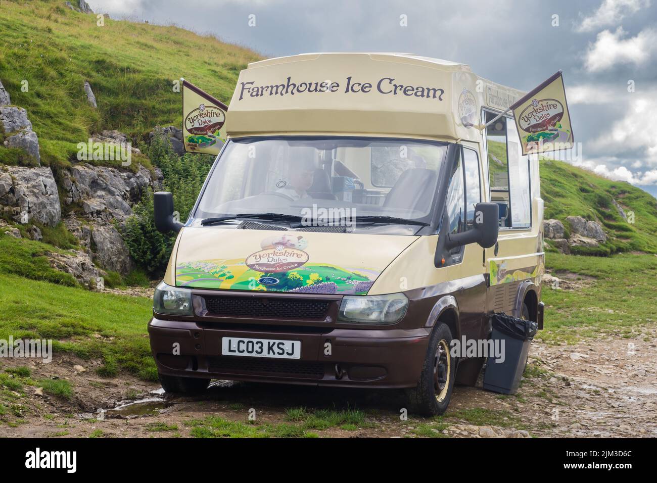 31.07.2022 Ingleton, North Yorkshire, UK ice cream van with flags on at the halfway point of the Ingleton waterfalls walk Stock Photo