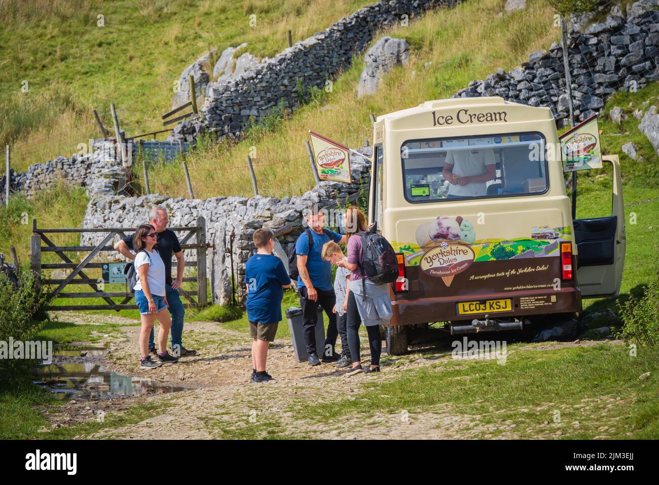 People waiting to but ice cream at the halfway point on the ingleton waterfall walk Stock Photo