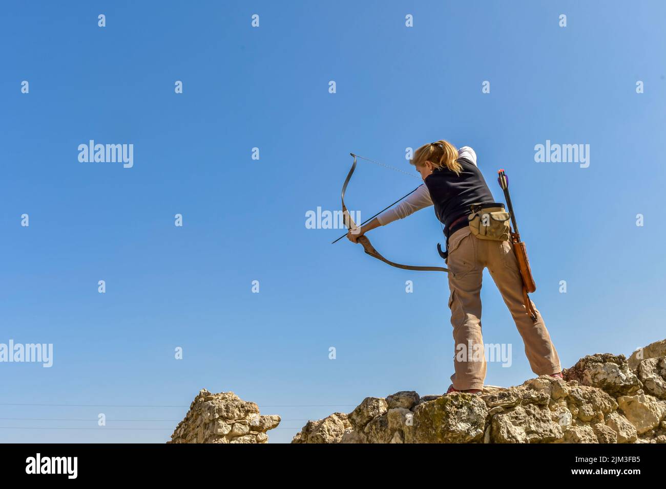 Recurve bow and arrow hi-res stock photography and images - Alamy
