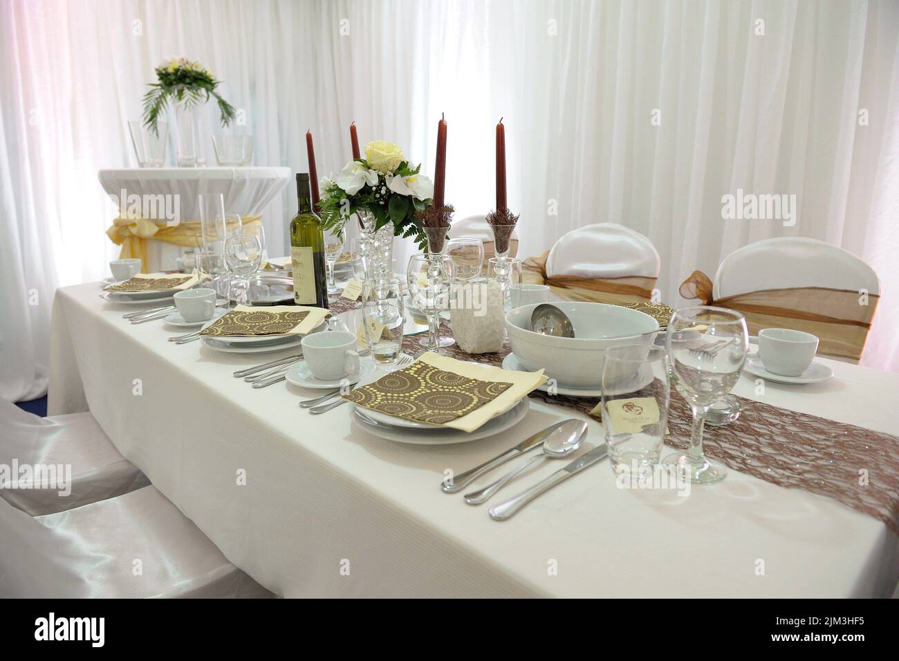 A snapshot of the wedding table setting with an elegant decor in the