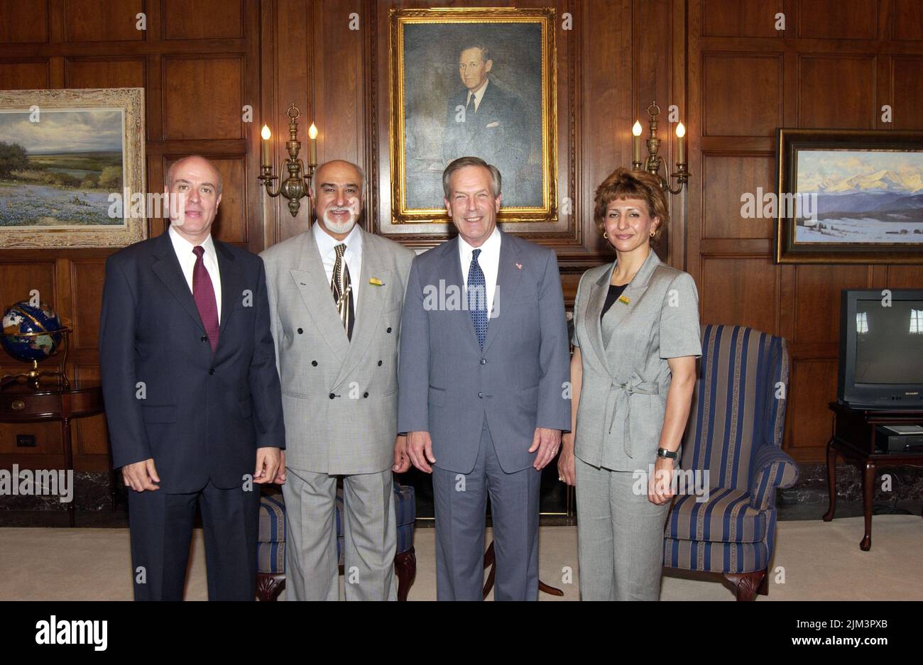 International Trade Administration - SECRETARY DONALD EVANS WITH IRAGI OLYMPIC COMMITTEE Stock Photo