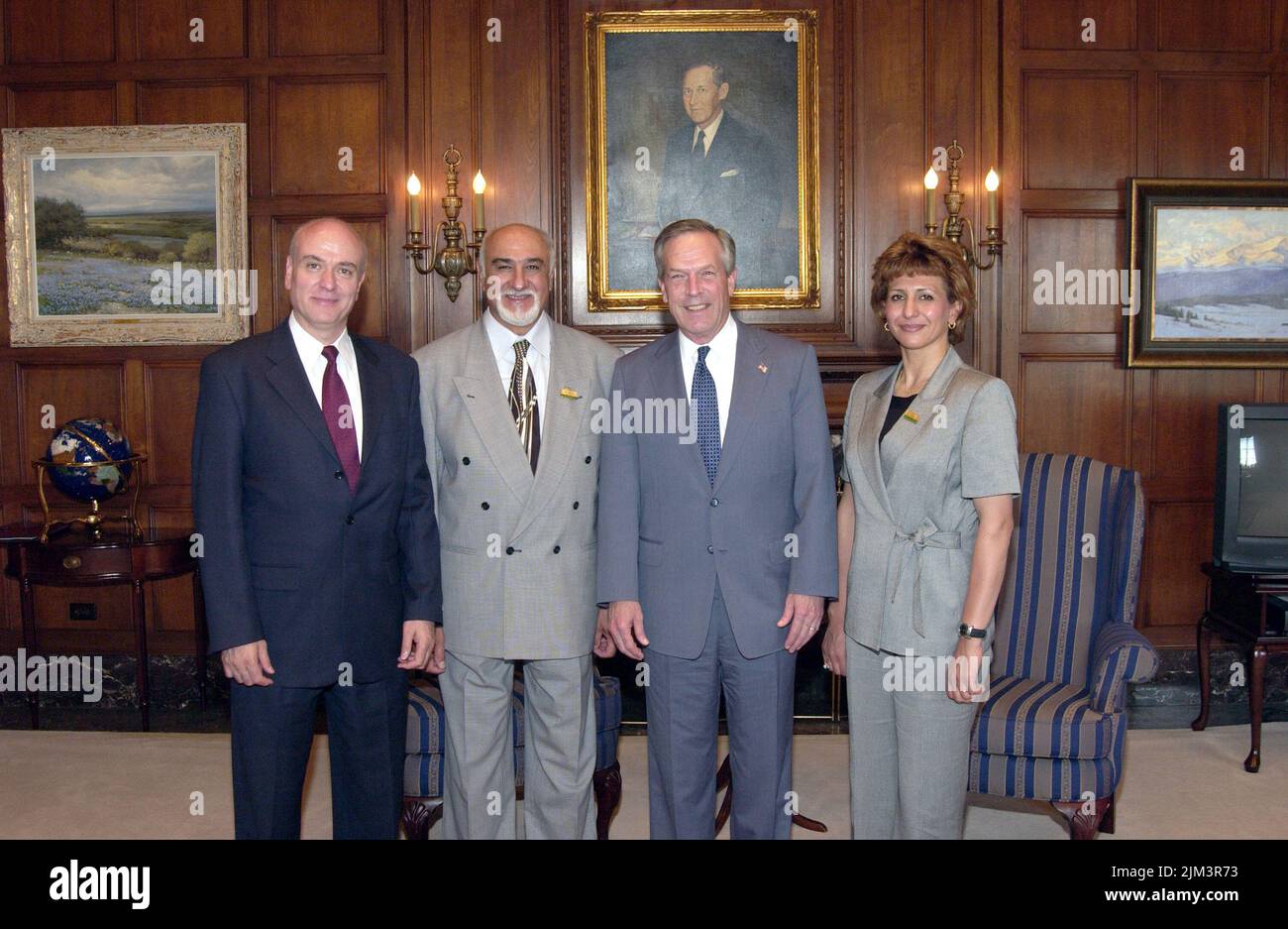 International Trade Administration - SECRETARY DONALD EVANS WITH IRAGI OLYMPIC COMMITTEE Stock Photo