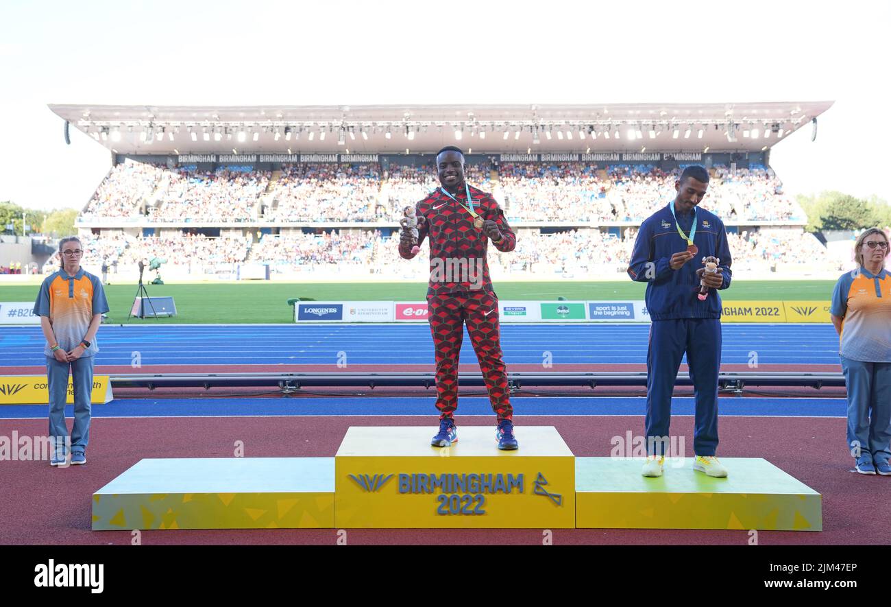 Gold medalist Kenya's Ferdinand Omanyala (left) and bronze medalist Sri Lanka's Yupun Abeykoon on the podium for the Men's Men's 100m at Alexander Stadium on day seven of the 2022 Commonwealth Games in Birmingham. Picture date: Thursday August 4, 2022. Stock Photo