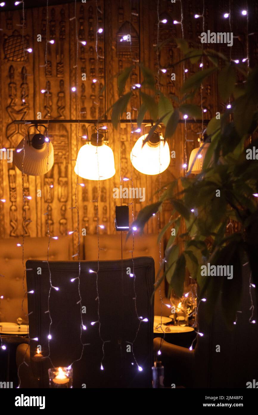 restaurant africain de luxe eclaire avec des lumieres tamisee et des guirlandes Stock Photo