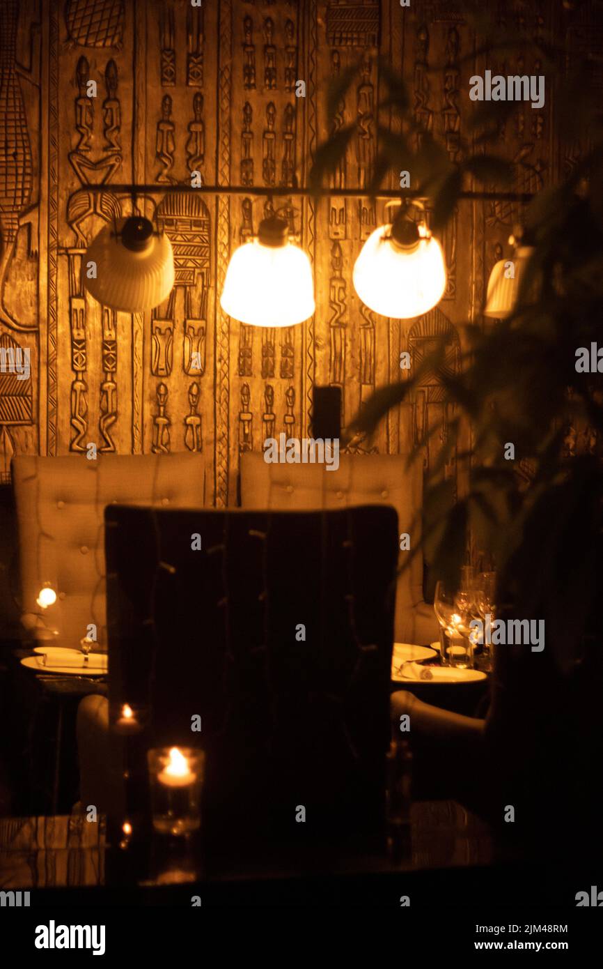 Restaurant Africain de luxe, ambiance sombre Stock Photo