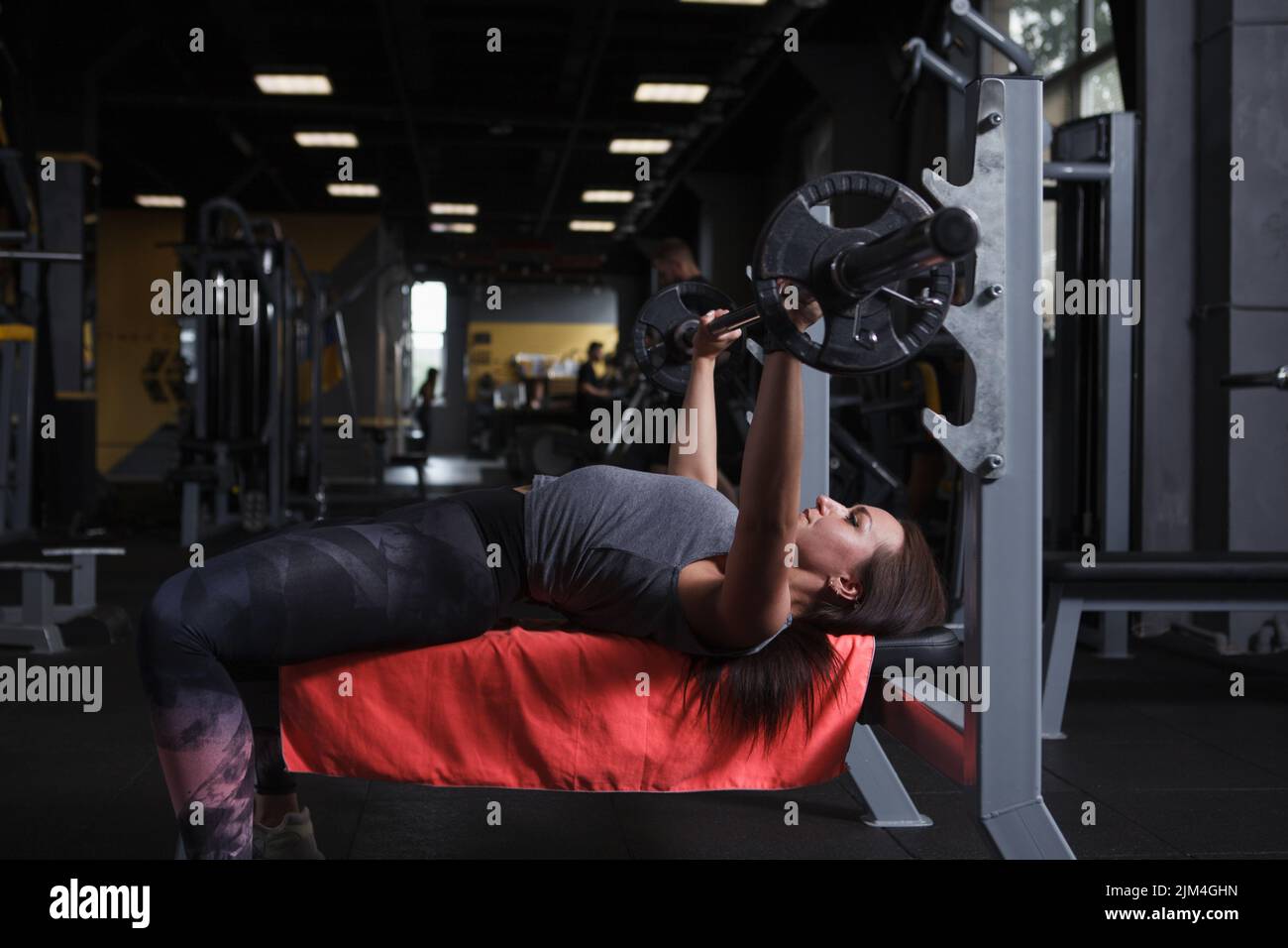 Female bodybuilder doing bench press exercise at gym Stock Photo - Alamy