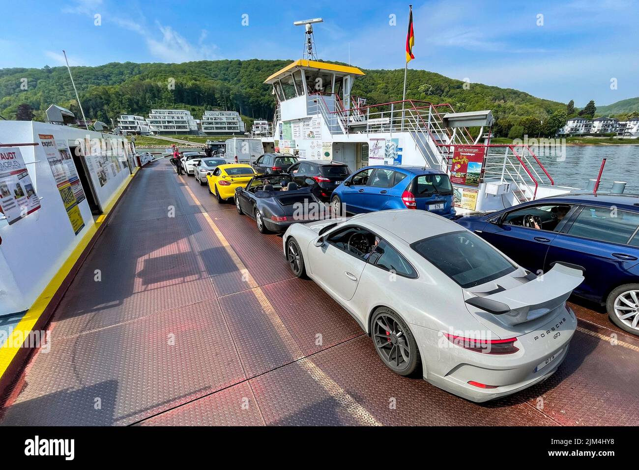 mehrere Porsche Sportwagen vorne GT3 fahren mit Rheinfähre Fähre bei Bad Breisig über Rhein, Bad Breisig, Rheinland Pfalz, Deutschland, Europa Stock Photo