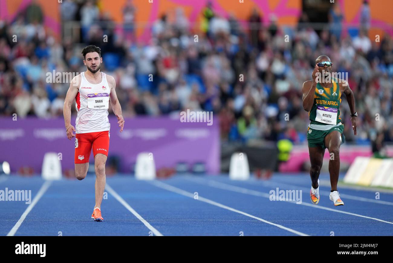 England's Zachary Alexander Shaw (left) coming home to take silver behind winner South Africa's Ndodomzi Jonathan Ntutu during the Men's T11/12 100m Final at Alexander Stadium on day seven of the 2022 Commonwealth Games in Birmingham. Picture date: Thursday August 4, 2022. Stock Photo
