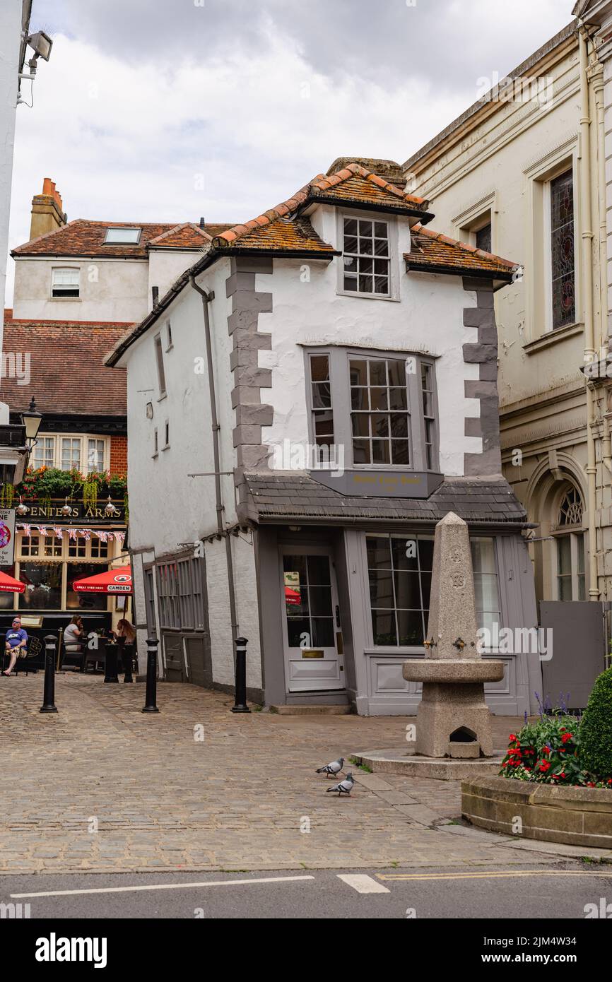 The Crooked House of Windsor Market Cross House Stock Photo Alamy
