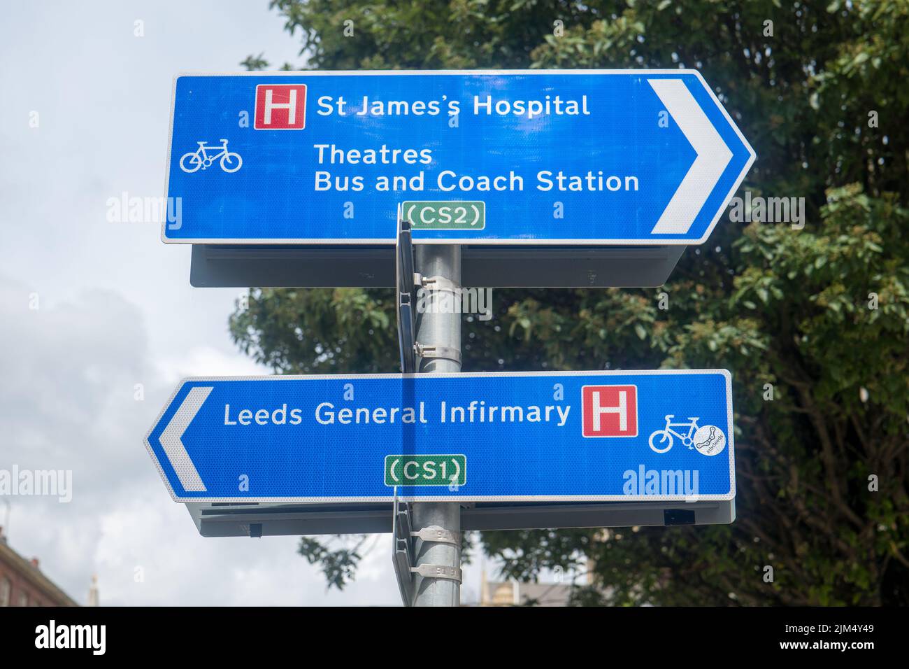 cycling-road-signs-for-cyclists-using-cs2-and-cs1-cycle-superhighway-in
