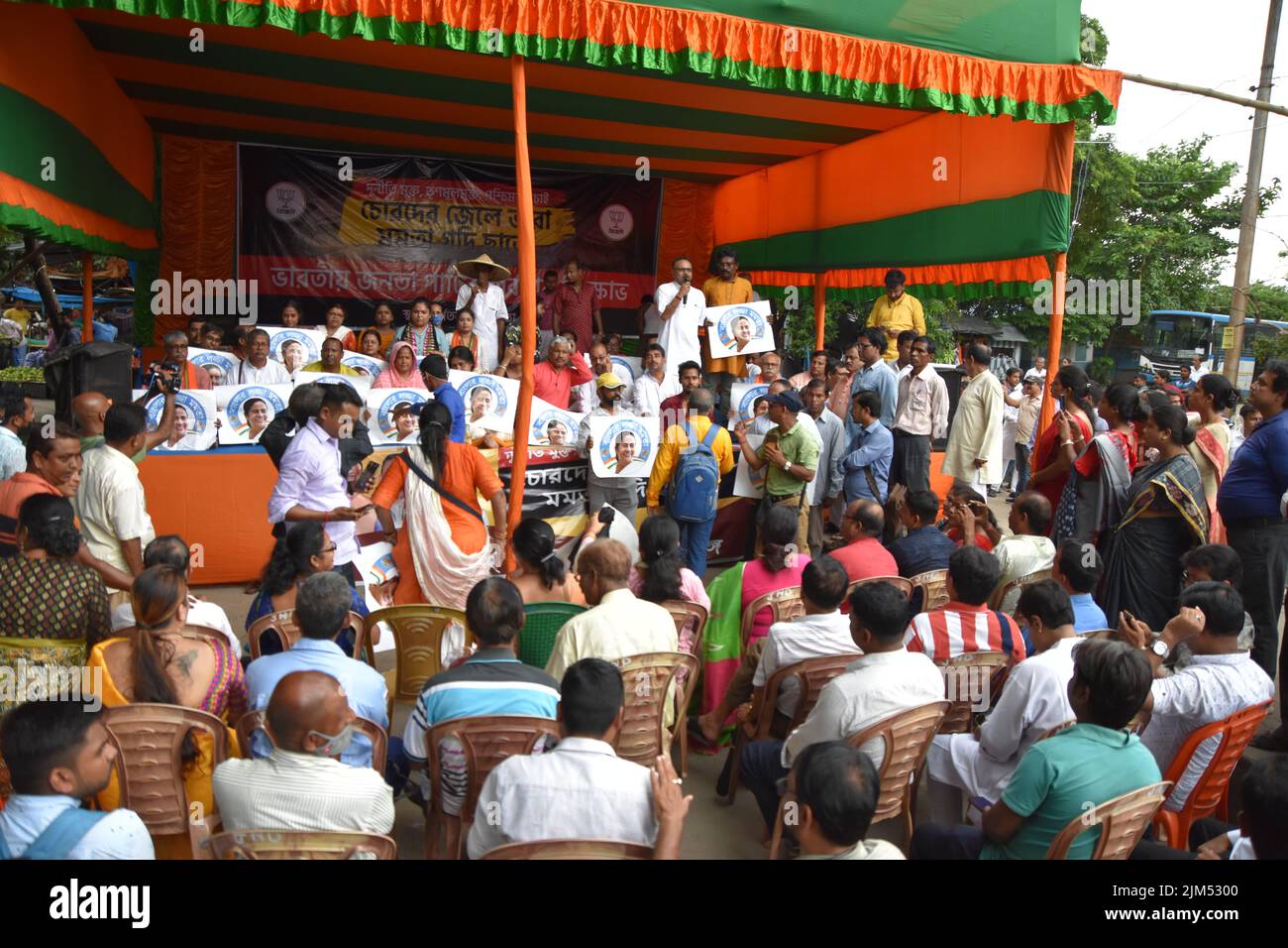 Kolkata, India. 04th Aug, 2022. Sit-in demonstration by Bharatiya Janata Party (BJP) to protest against the West Bengal school recruitment scam & alleged institutionalised corruption across West Bengal in Kolkata, India on August 4, 2022. (Photo by Biswarup Ganguly/Pacific Press/Sipa USA) Credit: Sipa USA/Alamy Live News Stock Photo