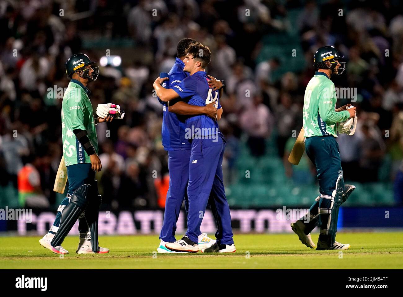 London Spirit's Jordan Thompson (centre) celebrates victory as Oval Invincible's batsmen Sunil Narine and Danny Briggs are dejected during The Hundred match at The Kia Oval, London. Picture date: Thursday August 4, 2022. Stock Photo