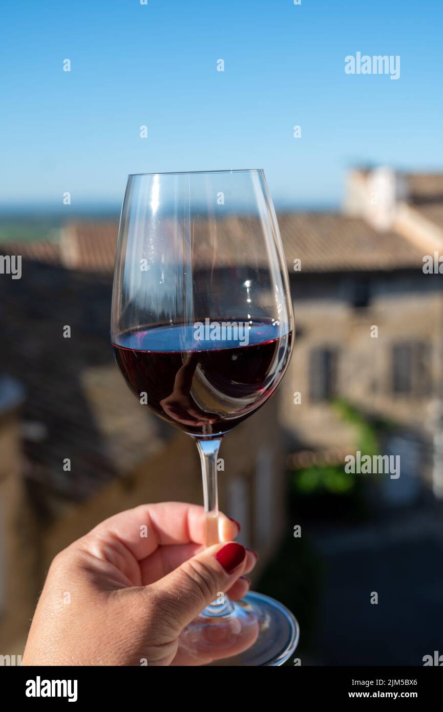 Wine tour with tasting of red dry wine and view on medieval houses in ChâteauneufduPape