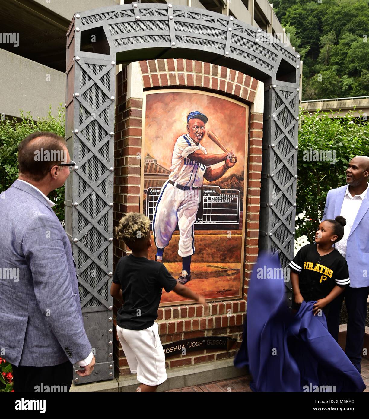 Pittsburgh, United States. 04th Aug, 2022. Artist Dino Guarino (left) and Sean Gibson great-grandson of the Hall of Famer Josh Gibson unveils one the the several colorize bronze statues at the Josh Gibson Heritage Park on Thursday August 4, 2022. Josh Gibson Heritage Park honors the history of the players and coaches of the Negro League . Photo by Archie Carpenter/UPI Credit: UPI/Alamy Live News Stock Photo