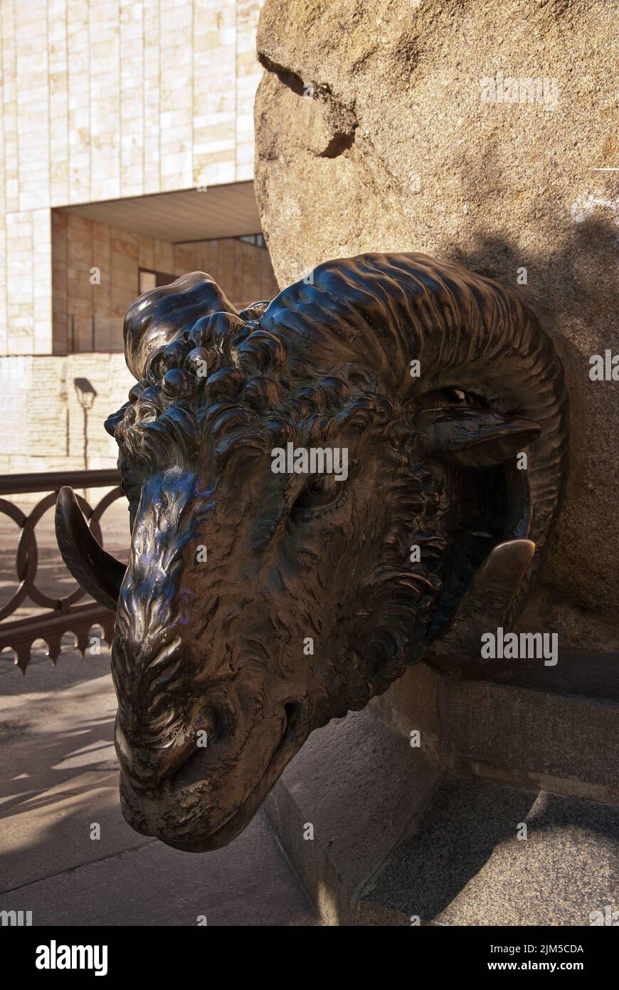Rams head statue hi-res stock photography and images - Alamy