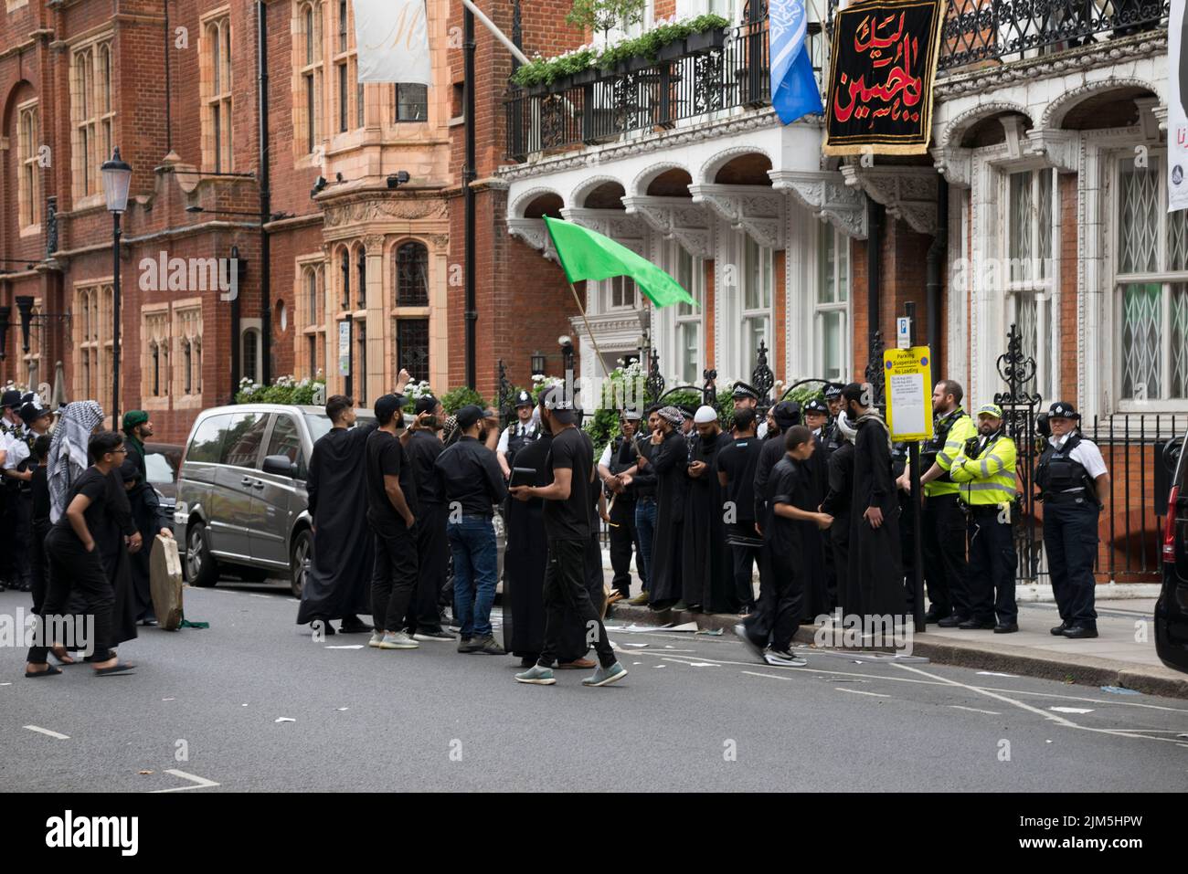 Protest by Islamic supporters at the Kurdistan embassy in London Stock Photo