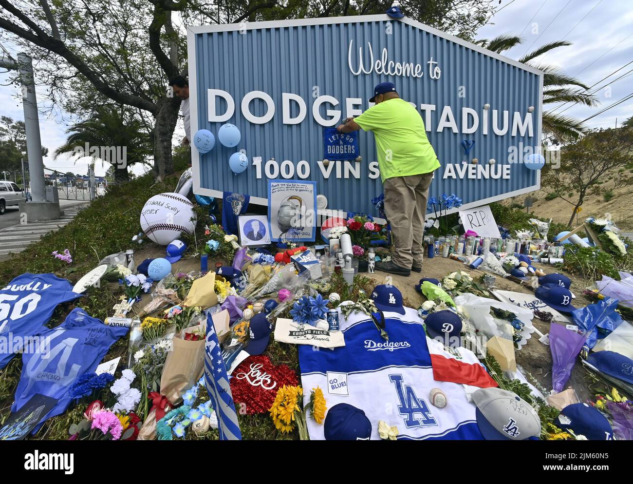 Los Angeles, United States. 04th Aug, 2022. A Dodger fan fastens a message at a makeshift memorial at the entrance of Dodger Stadium on Thursday, August 4, 2022. Vin Scully, the legendary Los Angeles Dodgers broadcaster died Tuesday at 94. Photo by Jim Ruymen/UPI Credit: UPI/Alamy Live News Stock Photo