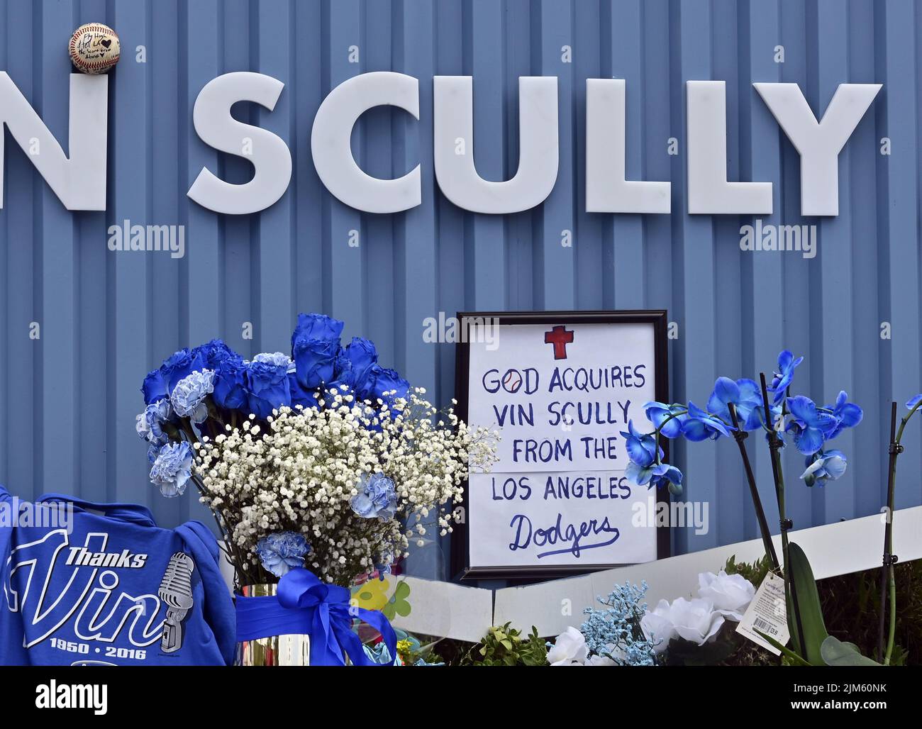 Los Angeles, United States. 04th Aug, 2022. Dodger fans pay their respects to sportscaster Vin Scully at a makeshift memorial at the entrance of Dodger Stadium on Thursday, August 4, 2022. Scully, the legendary Los Angeles Dodgers broadcaster, who serenaded baseball fans with his voice for nearly seven decades as the radio soundtrack for Los Angeles Dodgers games. died Tuesday at 94. Photo by Jim Ruymen/UPI Credit: UPI/Alamy Live News Stock Photo