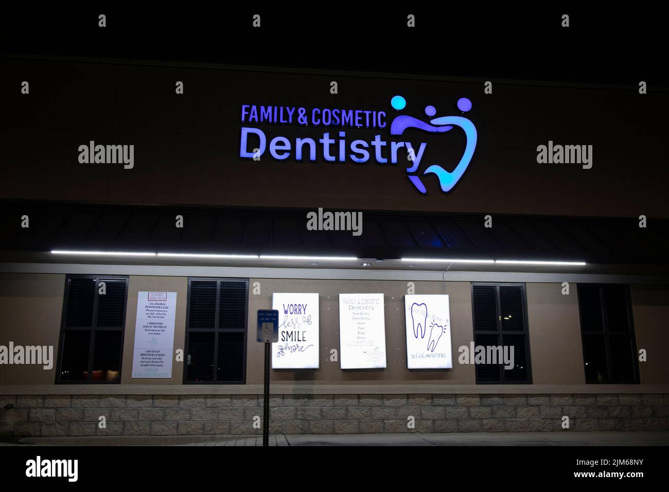 Augusta, Ga USA 10 18 21 Dentistry sign illuminated at night Stock
