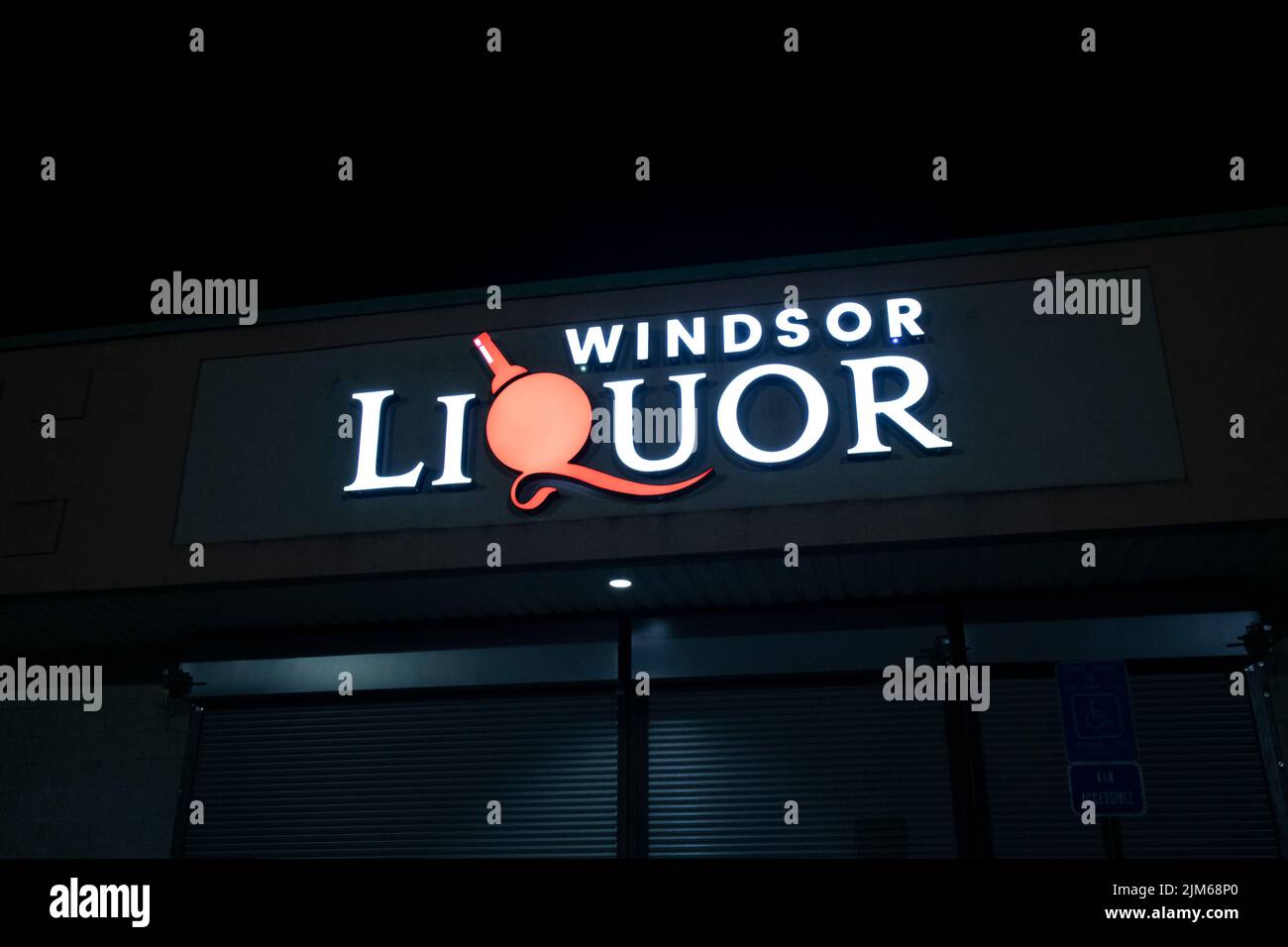 Augusta, Ga USA - 10 18 21: liquor store sign at night Stock Photo