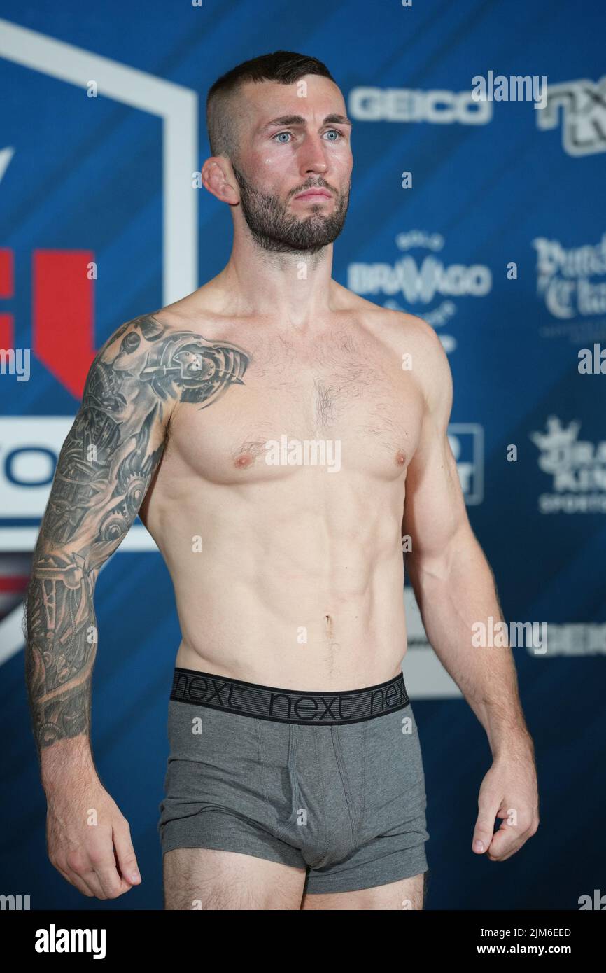 NEW YORK CITY, NY - August 4: Steven Ray steps on the scale for the official weigh-ins at The New Yorker Hotel for 2022 PFL Playoffs Semi-Finals : Official Weigh-ins on August 4, 2022 in New York City, NY, United States. (Photo by Louis Grasse/PxImages) Stock Photo