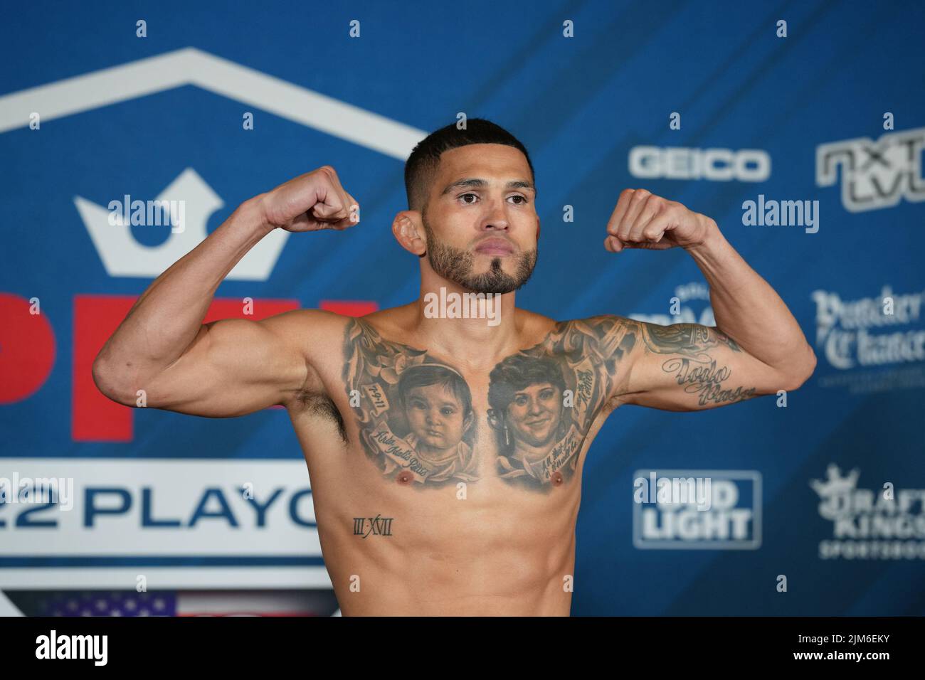 NEW YORK CITY, NY - August 4: Anthony Pettis steps on the scale for the official weigh-ins at The New Yorker Hotel for 2022 PFL Playoffs Semi-Finals : Official Weigh-ins on August 4, 2022 in New York City, NY, United States. (Photo by Louis Grasse/PxImages) Stock Photo