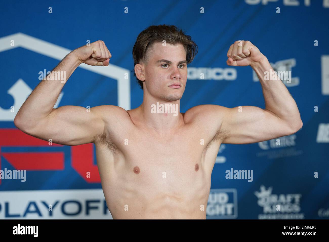 NEW YORK CITY, NY - August 4: Alexei Pergande steps on the scale for the official weigh-ins at The New Yorker Hotel for 2022 PFL Playoffs Semi-Finals : Official Weigh-ins on August 4, 2022 in New York City, NY, United States. (Photo by Louis Grasse/PxImages) Stock Photo