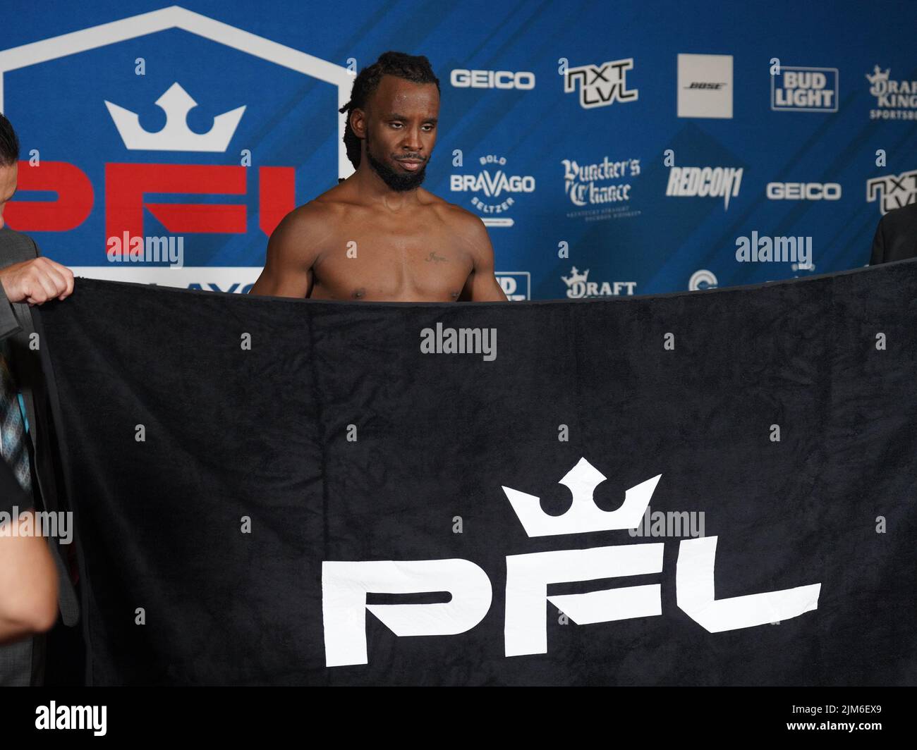 NEW YORK CITY, NY - August 3: Corey Jackson steps on the scale for the official weigh-ins at The New Yorker Hotel for 2022 PFL Playoffs Semi-Finals : Official Weigh-ins on August 3, 2022 in New York City, NY, United States. (Photo by Louis Grasse/PxImages) Stock Photo