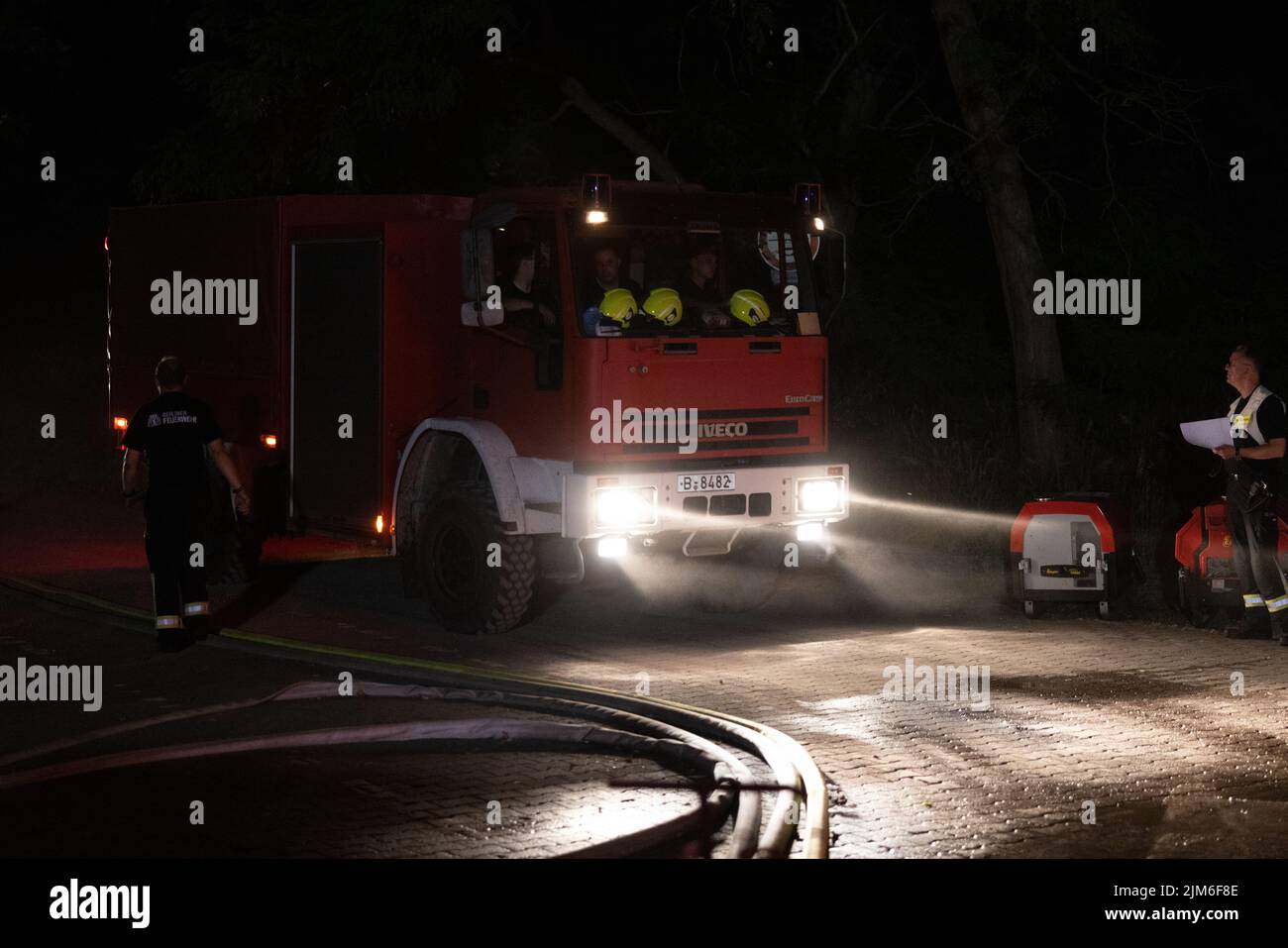 Berlin, Germany. 04th Aug, 2022. Fire department vehicles are on duty at the Hüttenweg highway bridge, from where they travel to the scene of the fire in Grunewald. In the morning, a fire broke out at the police blasting site in Grunewald. The fire caused another explosion in the early evening. Credit: Christian Ender/dpa/Alamy Live News Stock Photo