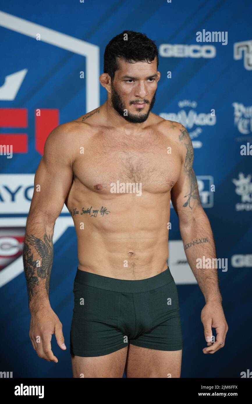 NEW YORK CITY, NY - August 4: Lucas Barbosa steps on the scale for the official weigh-ins at The New Yorker Hotel for 2022 PFL Playoffs Semi-Finals : Official Weigh-ins on August 4, 2022 in New York City, NY, United States. (Photo by Louis Grasse/PxImages) Stock Photo