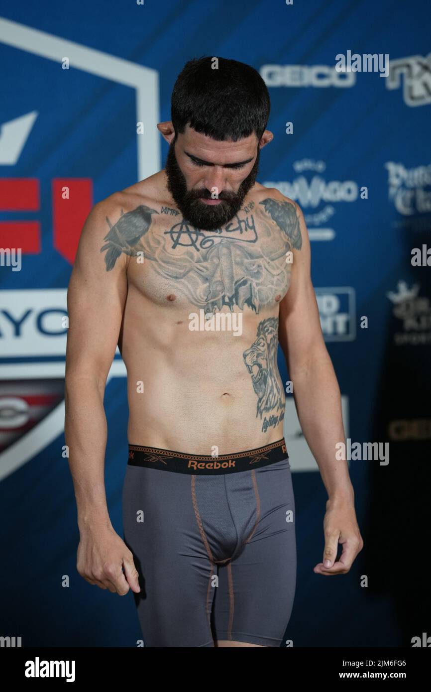 NEW YORK CITY, NY - August 4: Elvis Lebron Quiles steps on the scale for the official weigh-ins at The New Yorker Hotel for 2022 PFL Playoffs Semi-Finals : Official Weigh-ins on August 4, 2022 in New York City, NY, United States. (Photo by Louis Grasse/PxImages) Stock Photo
