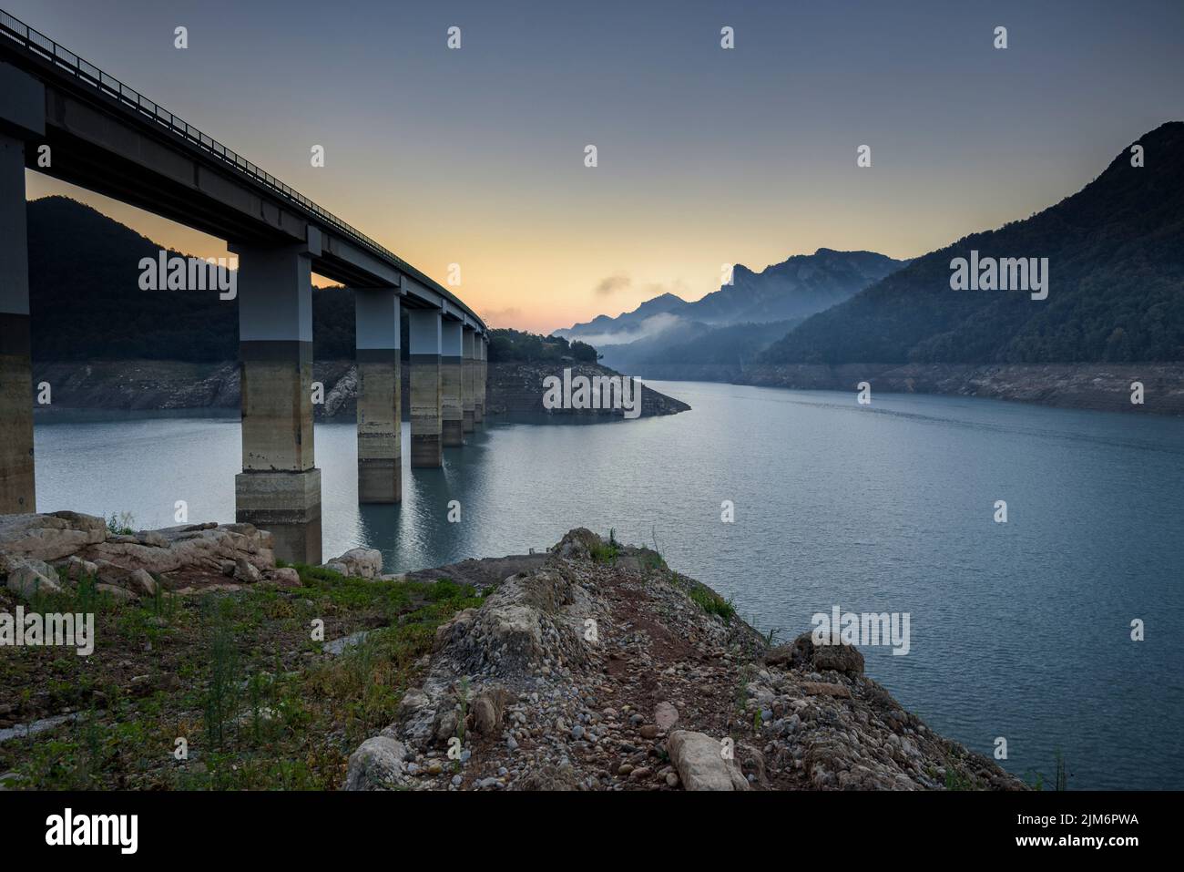 Sunrise at the Baells reservoir during the summer drought of 2022 (Berguedà, Barcelona, Catalonia, Spain)  ESP: Amanecer en el embalse de la Baells Stock Photo