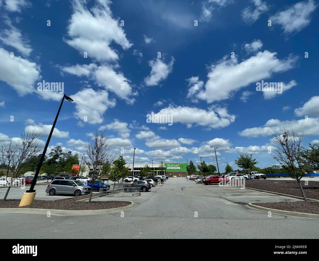 Walmart Store Stock Photo - Download Image Now - Wal-mart, Parking Lot,  Florida - US State - iStock