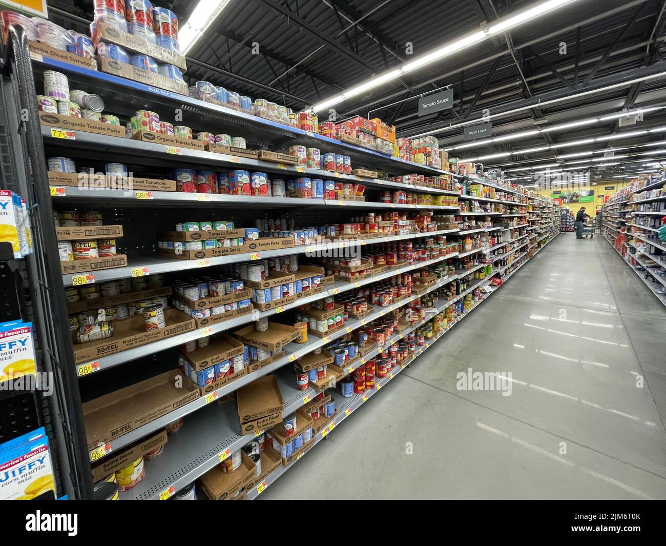 Augusta, Ga USA 11 28 21 Walmart grocery store interior can section